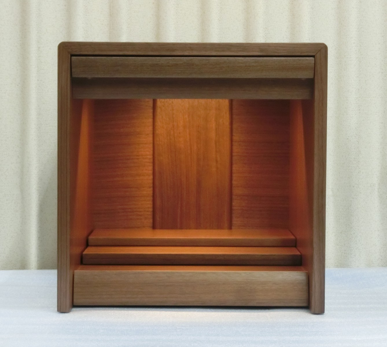 NEW：ウォールナット材扉収納型仏壇（11号33㎝）<!-->フェメラ<-->